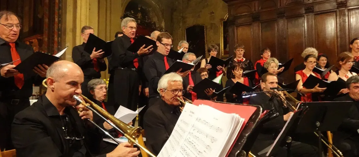 Le chœur et les cuivres en concert