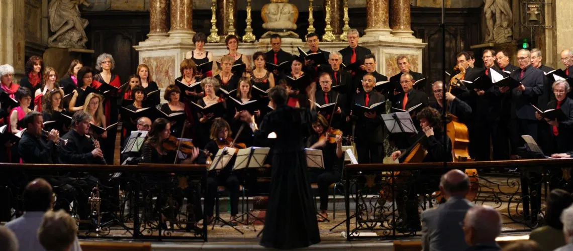 Le chœur et l’orchestre en concert dans une église d’Aix-en-Provence